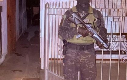 Allanan dos casas, pero encuentran cocaína y marihuana en el lugar menos pensado: en el asiento de bebé del auto