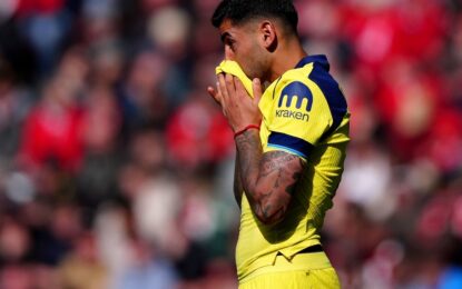 Alerta en la Selección Argentina: Cuti Romero salió llorando en Tottenham tras un violento choque y Dibu Martínez se lesionó en la entrada en calor de Aston Villa