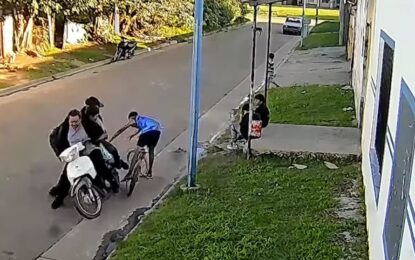 Quisieron asustar a un niño en bicicleta, pero lo atropellaron y lo arrastraron con la moto por la calle