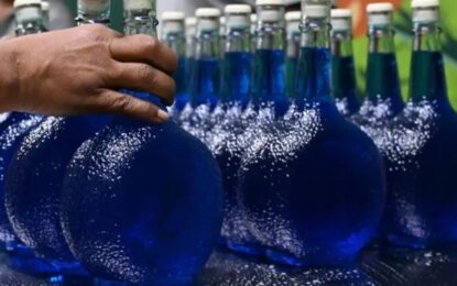 Una mentira que lleva 130 años: el famoso licor Curazao azul no es azul