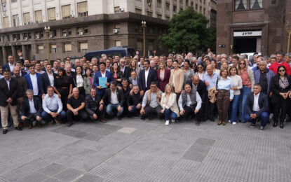 Intendentes peronistas marcharon contra Caputo por el precio del combustible y la falta de obras: «Es un robo»
