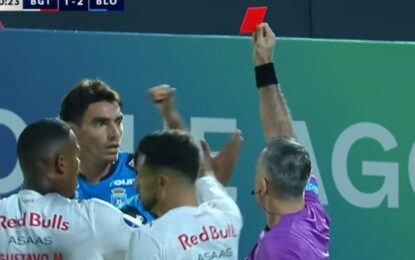 Insólita secuencia en la Copa Sudamericana: un argentino pegó dos patadas en la misma jugada, le sacaron dos amarillas y se fue expulsado