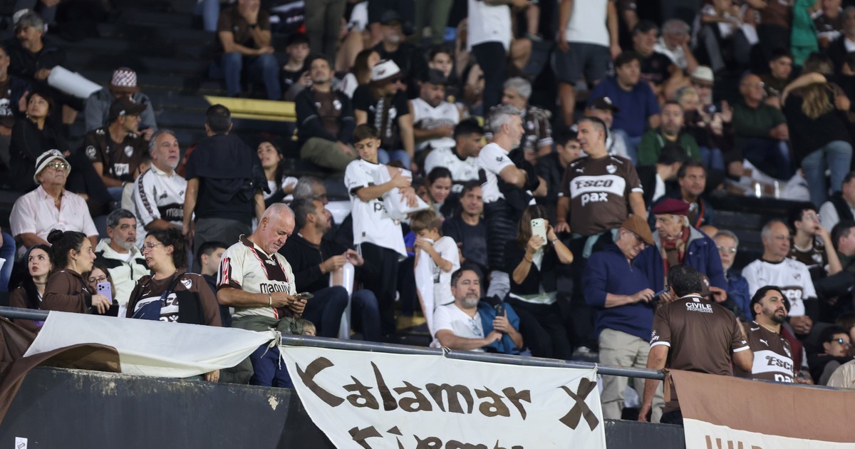 la-odisea-de-los-hinchas-de-platense-en-el-estadio-de-penarol-la-por-copa-libertadores:-7-horas-encerrados-en-la-tribuna-que-valieron-la-pena
