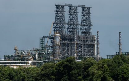 Tras la reanudación del paso en el Estrecho de Ormuz, EE.UU. anunció el levantamiento temporal de la mayoría de sanciones contra el petróleo ruso