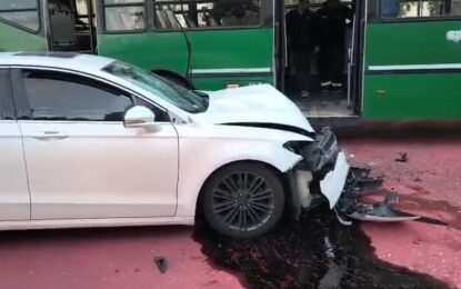Fuerte choque de un colectivo y un auto en 9 de Julio y Santa Fe: hay al menos cinco heridos