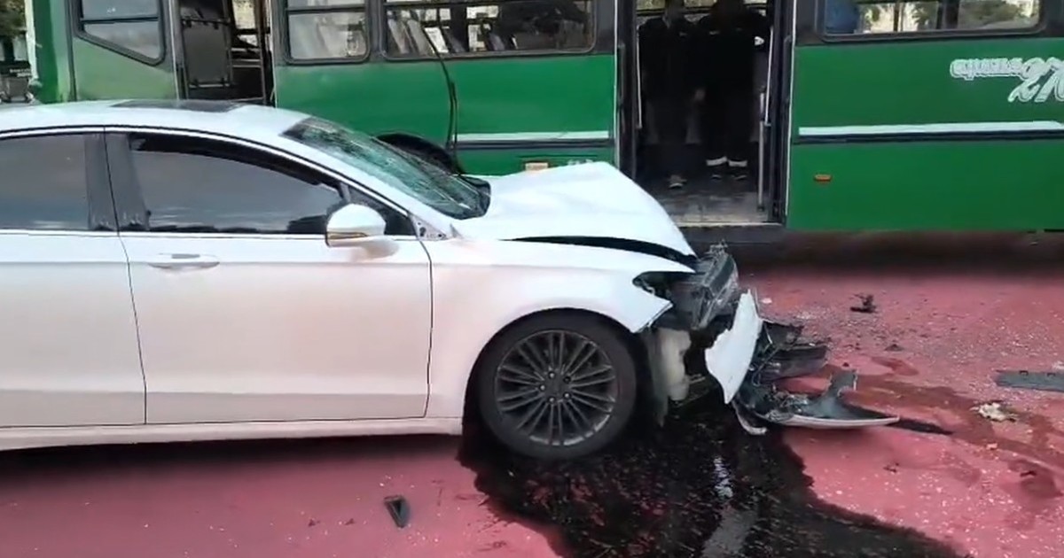 fuerte-choque-de-un-colectivo-y-un-auto-en-9-de-julio-y-santa-fe:-hay-al-menos-cinco-heridos