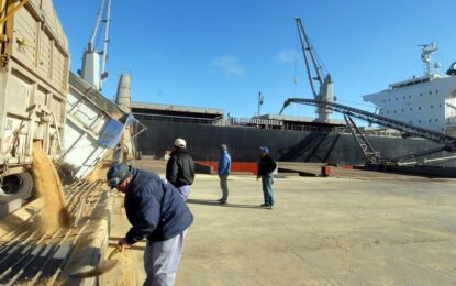 Pérdidas millonarias: la mayoría de los cortes de los transportistas se levantaron en Buenos Aires, pero el puerto de Quequén sigue bloqueado