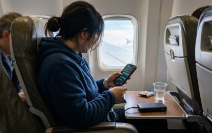 Nueva norma en vuelos: qué cargadores portátiles se pueden llevar en cabina y cuáles quedaron prohibidos
