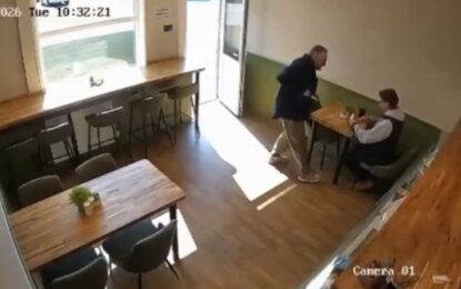Un hombre entró a un café, apuñaló a un cliente y sucedió algo increíble