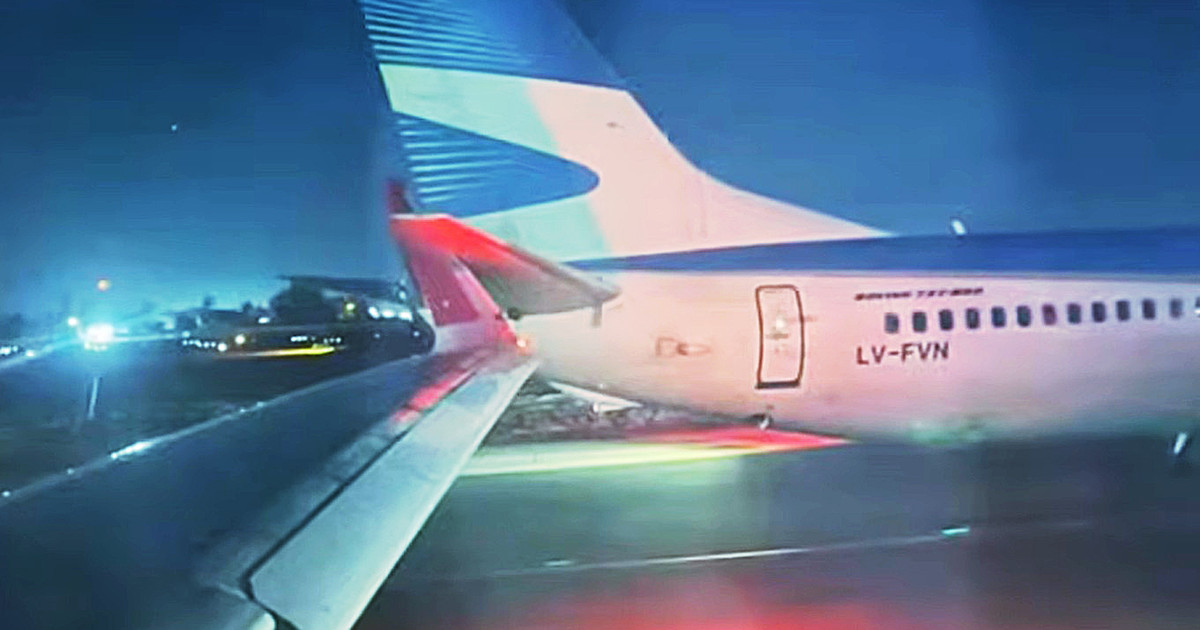 chile:-insolito-choque-entre-un-avion-de-aerolineas-argentinas-y-otro-de-latam-en-el-aeropuerto-de-santiago