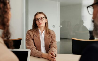 Con sueldos planchados, las coberturas de salud son el gancho que ofrecen las empresas para atraer talento
