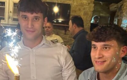 Dos hermanos gemelos de 22 años murieron electrocutados tras intentar salvar a un pájaro: «Los encontraron abrazados»