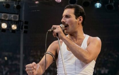 Sale a subasta el icónico micrófono dorado que usaba Freddie Mercury