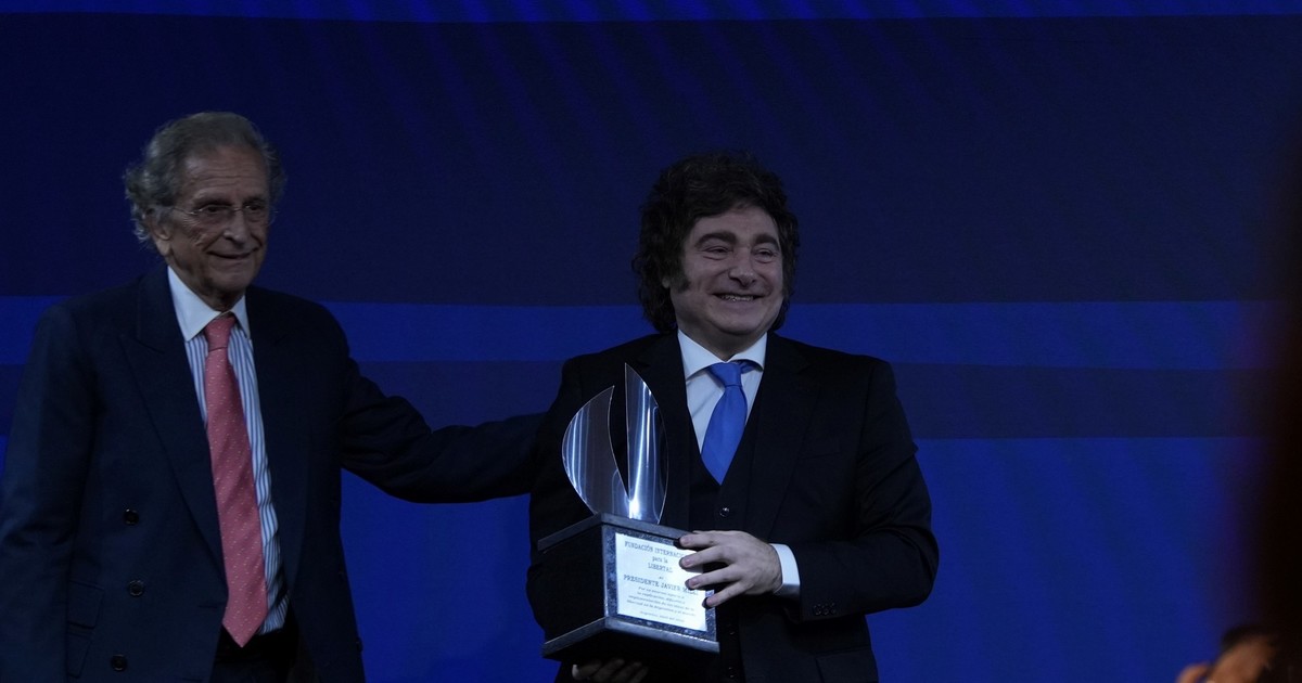 el-detras-de-escena-del-discurso-de-milei-en-la-fundacion-libertad:-adorni-pegado-a-karina-y-un-macri-serio-que-no-se-saludo-con-el-presidente