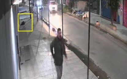Un policía creyó que le querían robar y les vació el cargador: mató a la mujer que manejaba la moto e hirió a su acompañante