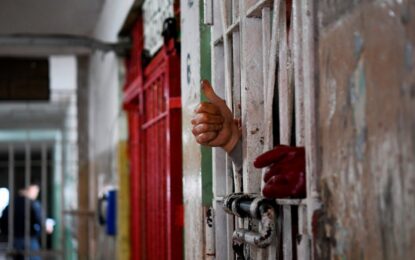 Pabellón VIP en un penal de La Plata: investigan una organización que cobraba canon por usar un sauna, videojuegos y red wifi para estafas