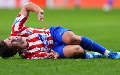 Julián Alvarez preocupa a la Scaloneta a 43 días del Mundial: gol de penal para el Atlético de Madrid y un golpe que lo obligó salir ante Arsenal