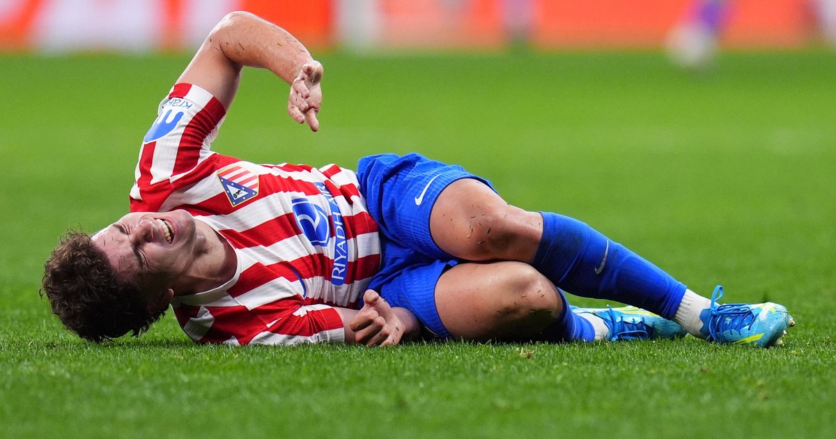 julian-alvarez-preocupa-a-la-scaloneta-a-43-dias-del-mundial:-gol-de-penal-para-el-atletico-de-madrid-y-un-golpe-que-lo-obligo-salir-ante-arsenal