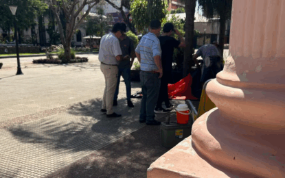 Policías exonerados de Misiones se encadenan en Casa de Gobierno