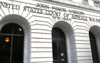 Confirmado: Tribunal habilita a Texas a arrestar migrantes y reaviva la disputa por el control de la frontera con México