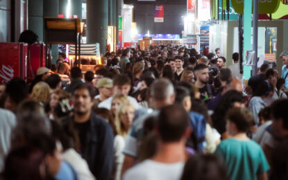 Una multitud llenó la Feria del Libro en un feriado a pleno y con buenas ventas