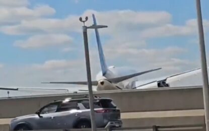 Un avión golpeó un poste de luz y una camioneta cuando iba a aterrizar en Nueva Jersey