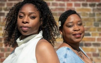 Son gemelas y a los 50 años descubren que tienen padres diferentes