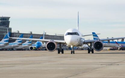 Malestar en las aerolíneas por la suba de los pasajes a fin de mes: cuánto aumentarán los vuelos de cabotaje y los internacionales
