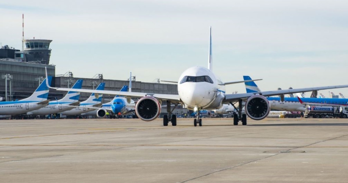 malestar-en-las-aerolineas-por-la-suba-de-los-pasajes-a-fin-de-mes:-cuanto-aumentaran-los-vuelos-de-cabotaje-y-los-internacionales