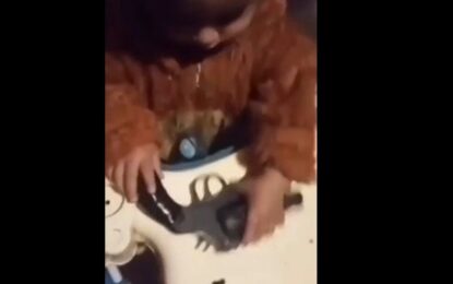 «¿Es para los giles?», grabó a su bebé jugando con un revólver, lo subió a las redes y terminó detenida