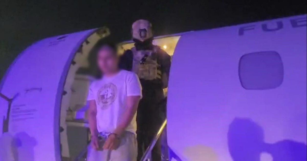 pequeno-j-llego-a-la-argentina-en-un-avion-de-la-fuerza-aerea-y-lo-llevan-a-marcos-paz-en-medio-de-un-fuerte-operativo:-manana-lo-indagan