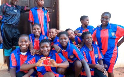 El Ciclón africano: un cura argentino fundó San Lorenzo de Mozambique para ayudar a chicos y chicas en medio de necesidades extremas