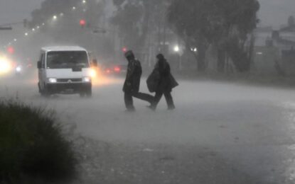 Un feroz temporal golpea a Mar del Plata y gran parte de la Costa Atlántica: calles anegadas, árboles caídos y carteles volados elevan el nivel de alerta
