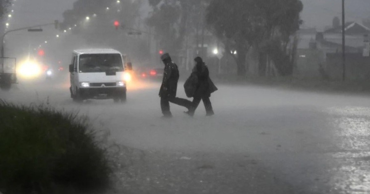 un-feroz-temporal-golpea-a-mar-del-plata-y-gran-parte-de-la-costa-atlantica:-calles-anegadas,-arboles-caidos-y-carteles-volados-elevan-el-nivel-de-alerta