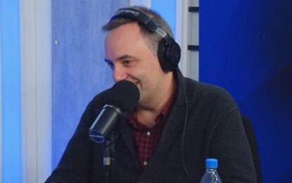 Manuel Adorni dijo que la cascada es parte de su intimidad, prometió varios libros e incomodó a una persona que trabaja en televisión