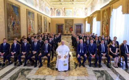 Lautaro Martínez encabezó la delegación del Inter de Milán en su visita al Papa, que recibió a los campeones en el Vaticano