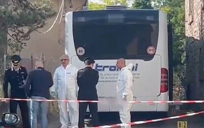Un hombre atacó a su esposa con un martillo en un colectivo, se dio a la fuga y lo encontraron en una confitería tomando un café