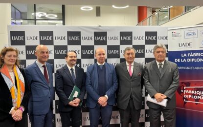 La diplomacia sale a defenderse: debate en la UADE en pleno clima de protesta universitaria