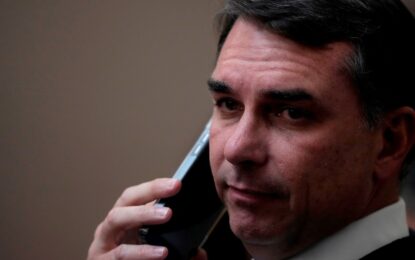 Revelan que Flávio Bolsonaro le pidió dinero a un banquero ahora en prisión para una película sobre su padre