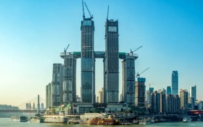 China lo hizo otra vez: el rascacielos horizontal de 300 metros que construyó sobre cuatro edificios