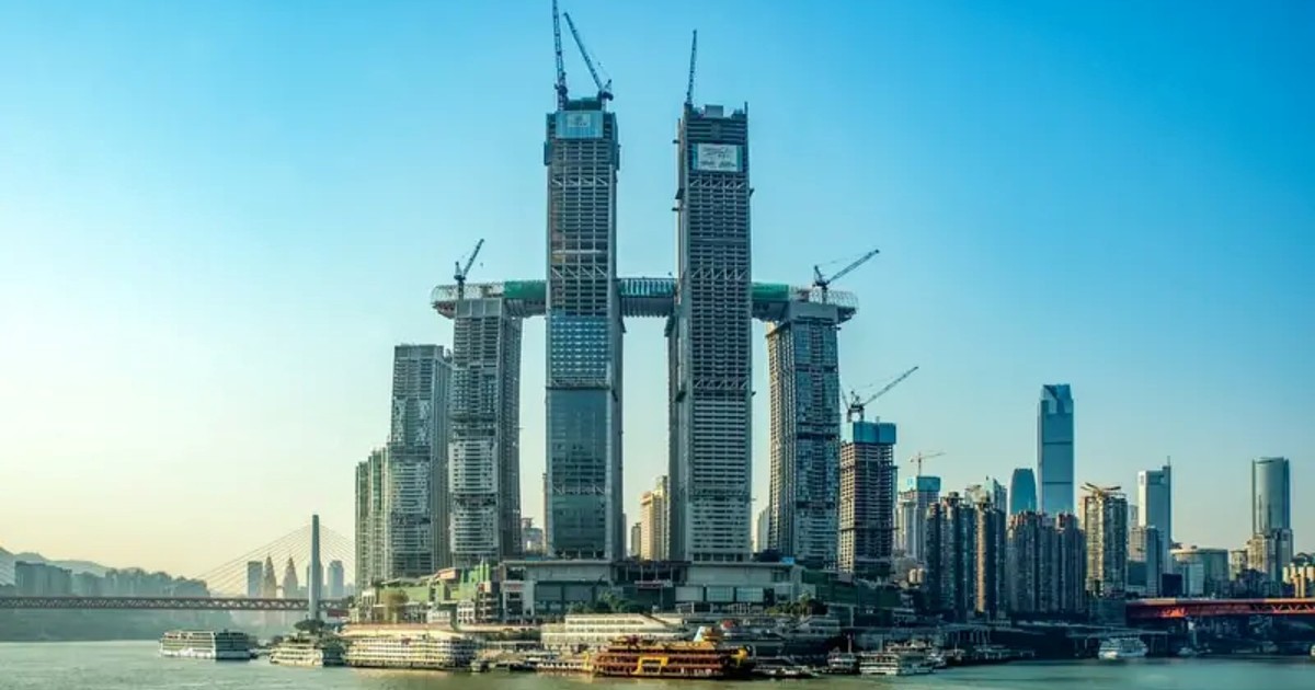 china-lo-hizo-otra-vez:-el-rascacielos-horizontal-de-300-metros-que-construyo-sobre-cuatro-edificios