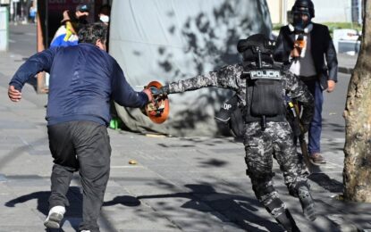 Argentina manda un Hércules a Bolivia y se muestra preocupada por el bloqueo de rutas por protestas sociales