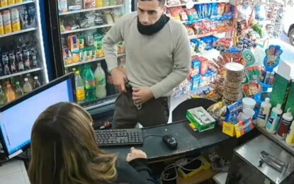 Quiso robarle a una kiosquera en pleno centro y lo identifican por las cámaras de seguridad: era policía activo