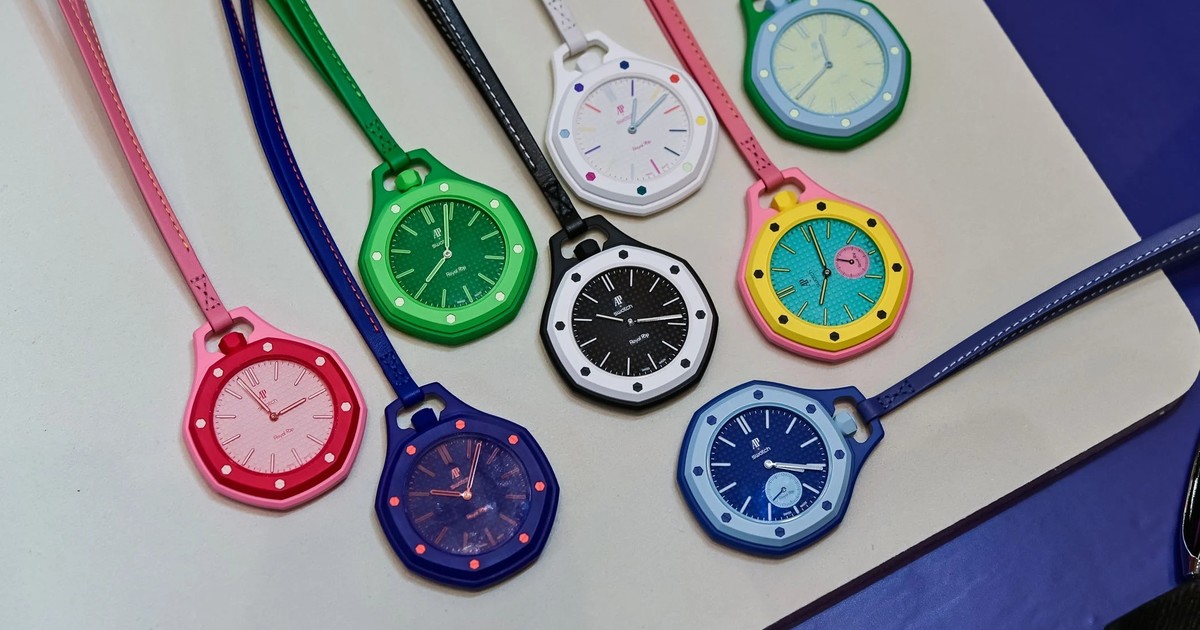locura-mundial-por-los-relojes-swatch-x-ap:-cuanto-cuestan,-caracteristicas-y-todo-sobre-la-colaboracion-royal-pop-entre-la-marca-suiza-y-audemars-piguet