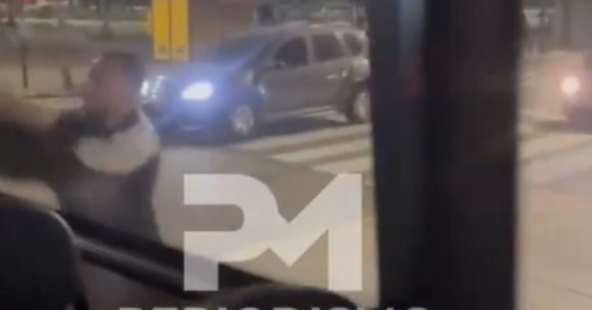 una-pelea-de-transito-termino-con-un-conductor-atacando-a-palazos-un-colectivo-en-constitucion:-«¡nos-llenaste-de-vidrios!»