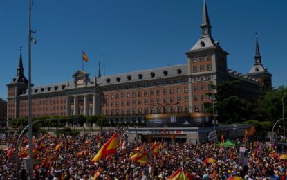 Miles de manifestantes intentaron llegar hasta el Palacio de la Moncloa, sede del gobierno de España, para pedir la renuncia de Pedro Sánchez
