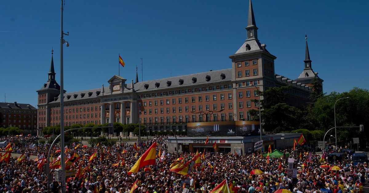 miles-de-manifestantes-intentaron-llegar-hasta-el-palacio-de-la-moncloa,-sede-del-gobierno-de-espana,-para-pedir-la-renuncia-de-pedro-sanchez