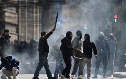 Bolivia: con topadoras contra los bloqueos de ruta opositores, el gobierno de Rodrigo Paz despliega el corredor humanitario para llevar comida y remedios a La Paz y El Alto