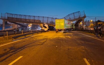 Se cayó un puente sobre la Panamericana en Escobar tras el choque de un camión cargado con arena: otro camión quedó atrapado bajo la estructura
