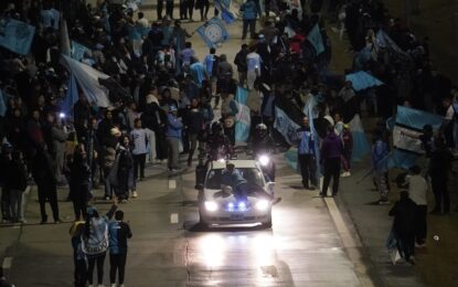 La caravana de Belgrano: una marea celeste acompañando a los campeones y un blooper que por poco no terminó en tragedia